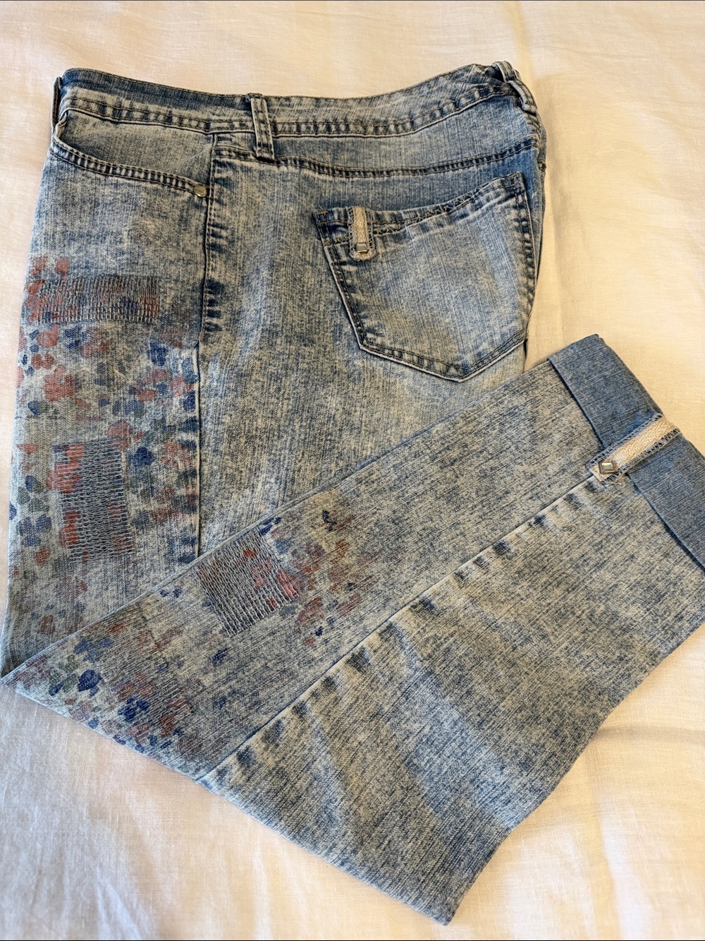 Bandolino Light Blue Denim Jeans with Faded Wash. Karyn Capri